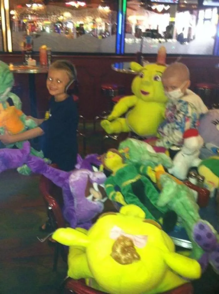 Mi prima tiene leucemia, y fue a los recreativos para distraerse. Un adolescente desconocido le consiguió todos estos peluches