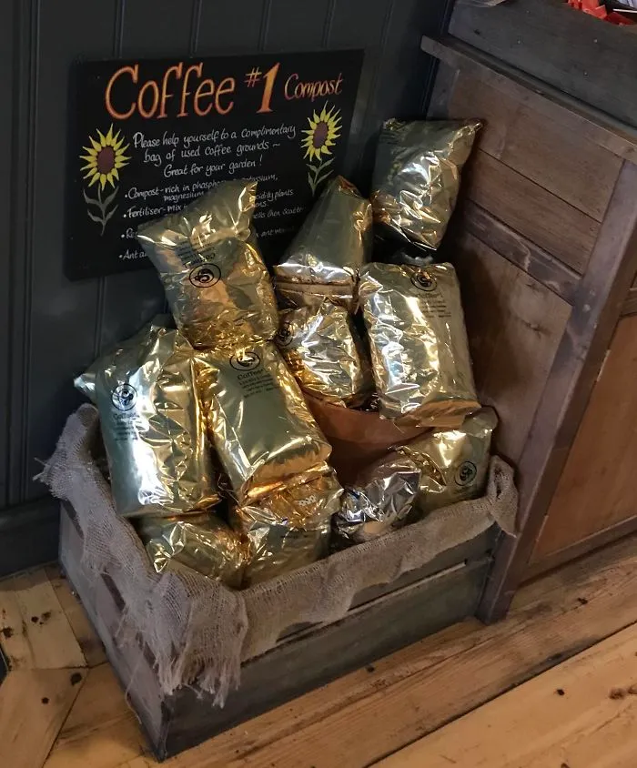 Cafetería que ofrece compost gratis hecho con los posos del café usado