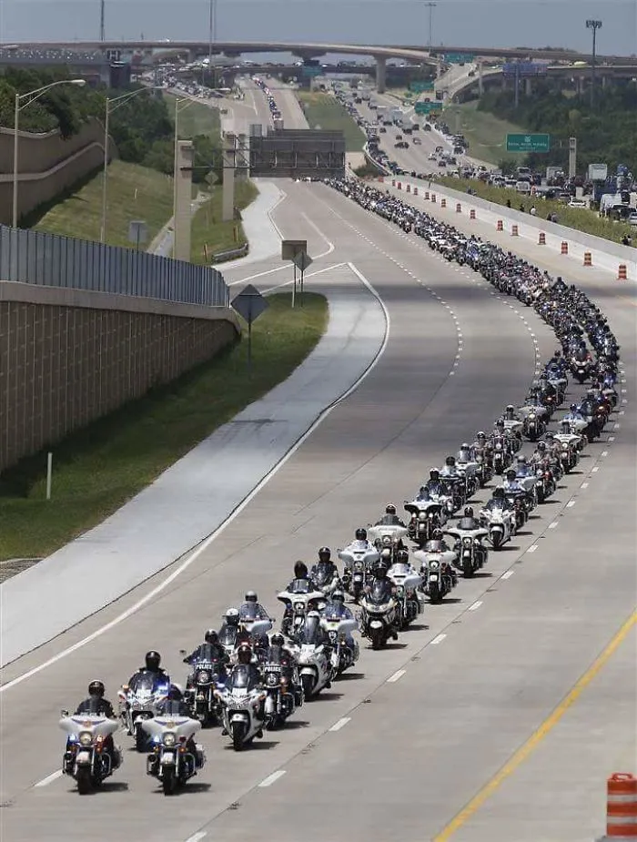 Procesión funeraria por los policías asesinados en Dallas