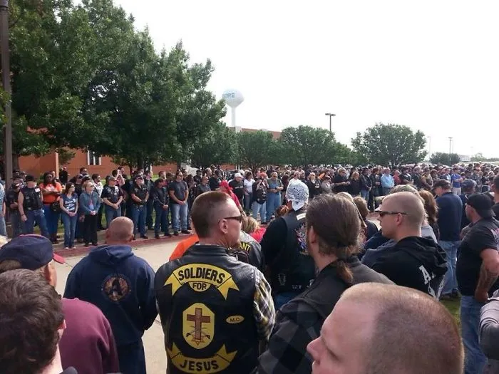 Moteros en el funeral de un niño pequeño para evitar que vinieran los de la iglesia de Westboro. Fueron más de 1000