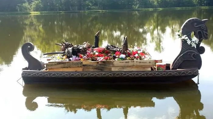 Oderus de Gwar antes de que le prendieran fuego a su barco en su funeral vikingo