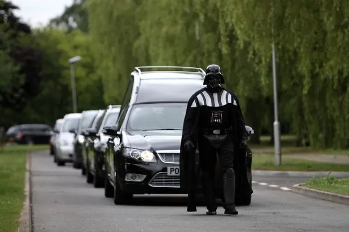 Darth Vader liderando un funeral