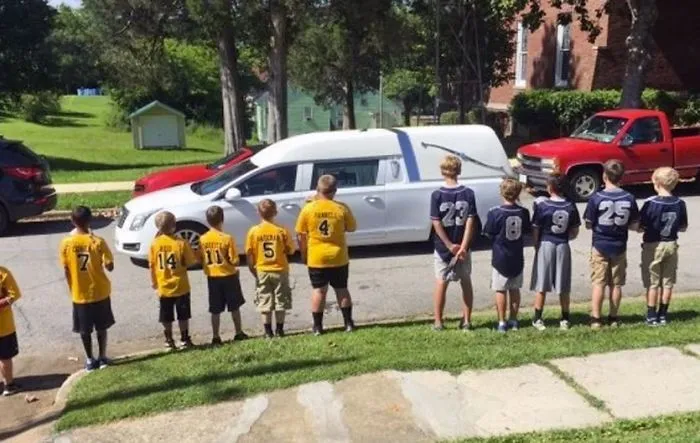 Pequeños futbolistas en la despedida de un compañero de equipo que falleció al caerle una rama encima durante un partido