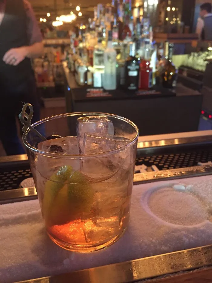 Bar con barra helada, para poner tu bebida y que siga fría