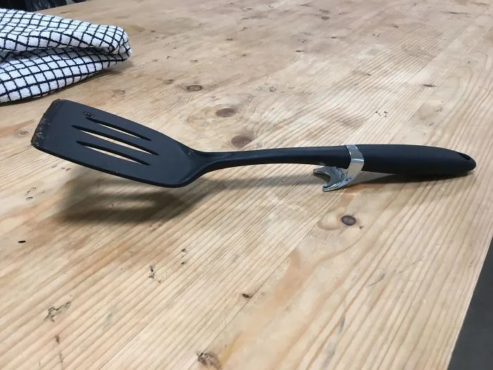 Soporte para la espátula, para que la parte que toca la comida no toque la encimera