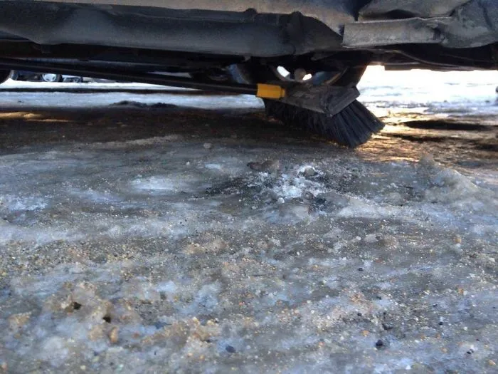 Mi esposa me dijo que el coche olía a quemado. Condujo 29 kms con la escoba debajo del coche