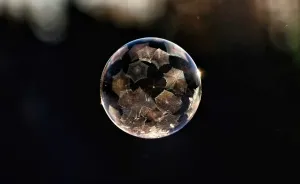 I Take Pictures Of Soap Bubbles That Freeze While Flying