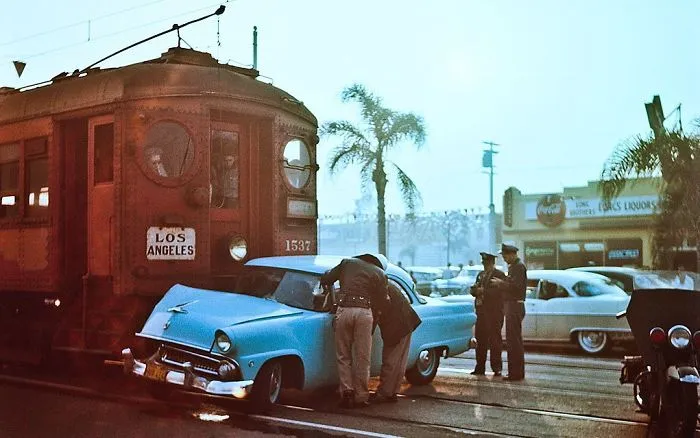 Choque de un Ford y un tren suburbano. Los Angeles, 1955