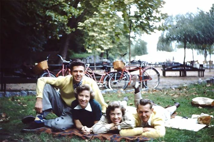 Mi abuelo y su hermano salieron con unas gemelas a principios de los 50. Aquí están comiendo en Central Park