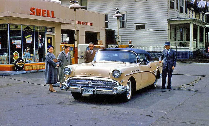 En la gasolinera, 1957