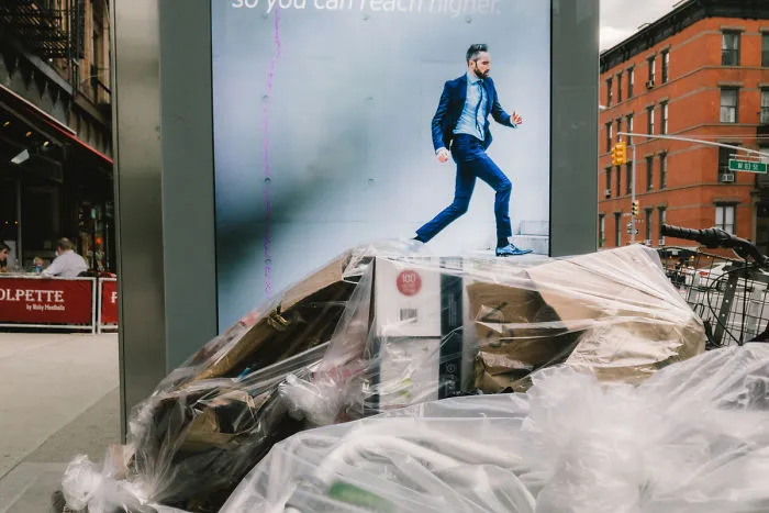23 Amazing Coincidences That I Captured On The Streets Of New York