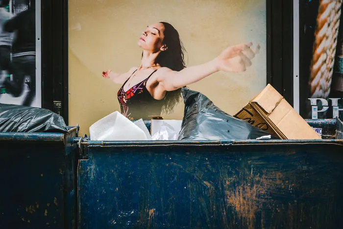 23 Amazing Coincidences That I Captured On The Streets Of New York