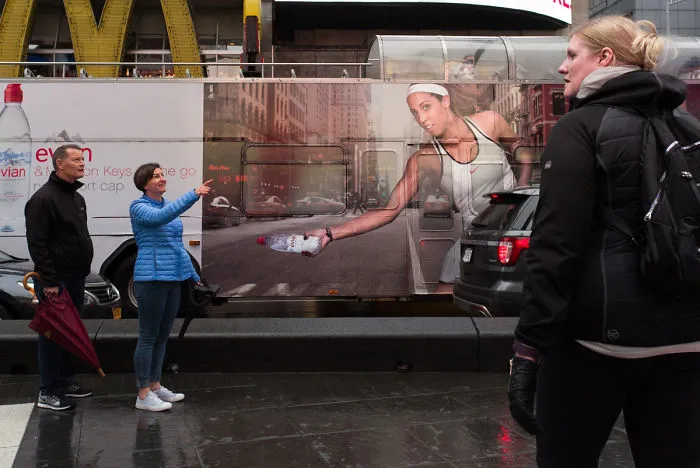 23 Amazing Coincidences That I Captured On The Streets Of New York
