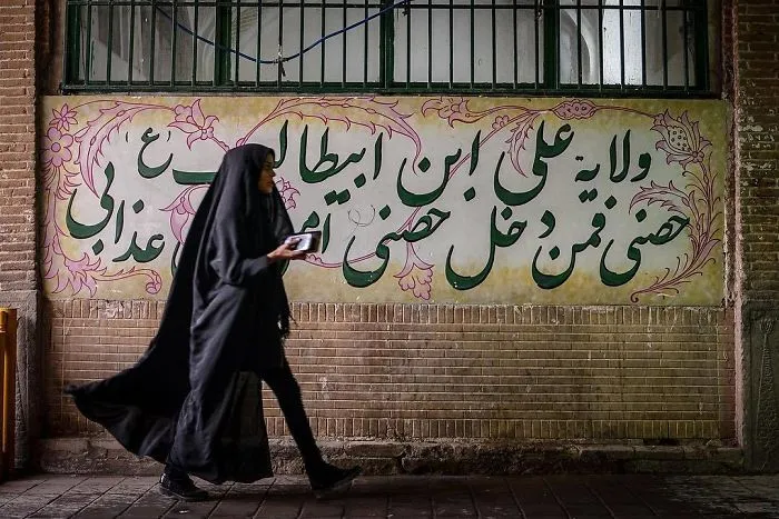 Una mujer camina por Kashan