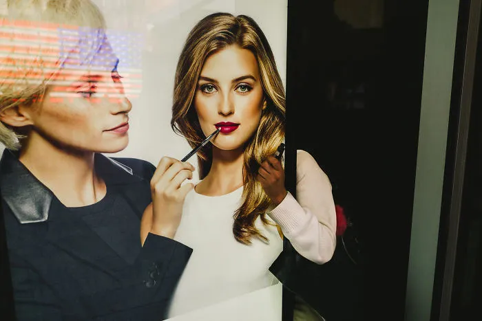 23 Amazing Coincidences That I Captured On The Streets Of New York