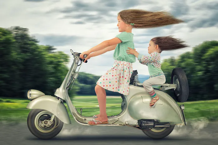 Dos niñas y una Vespa 1947