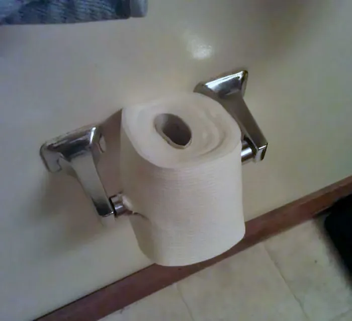 Le dije que estaba poniendo al revés el papel higiénico, y me encontré esto