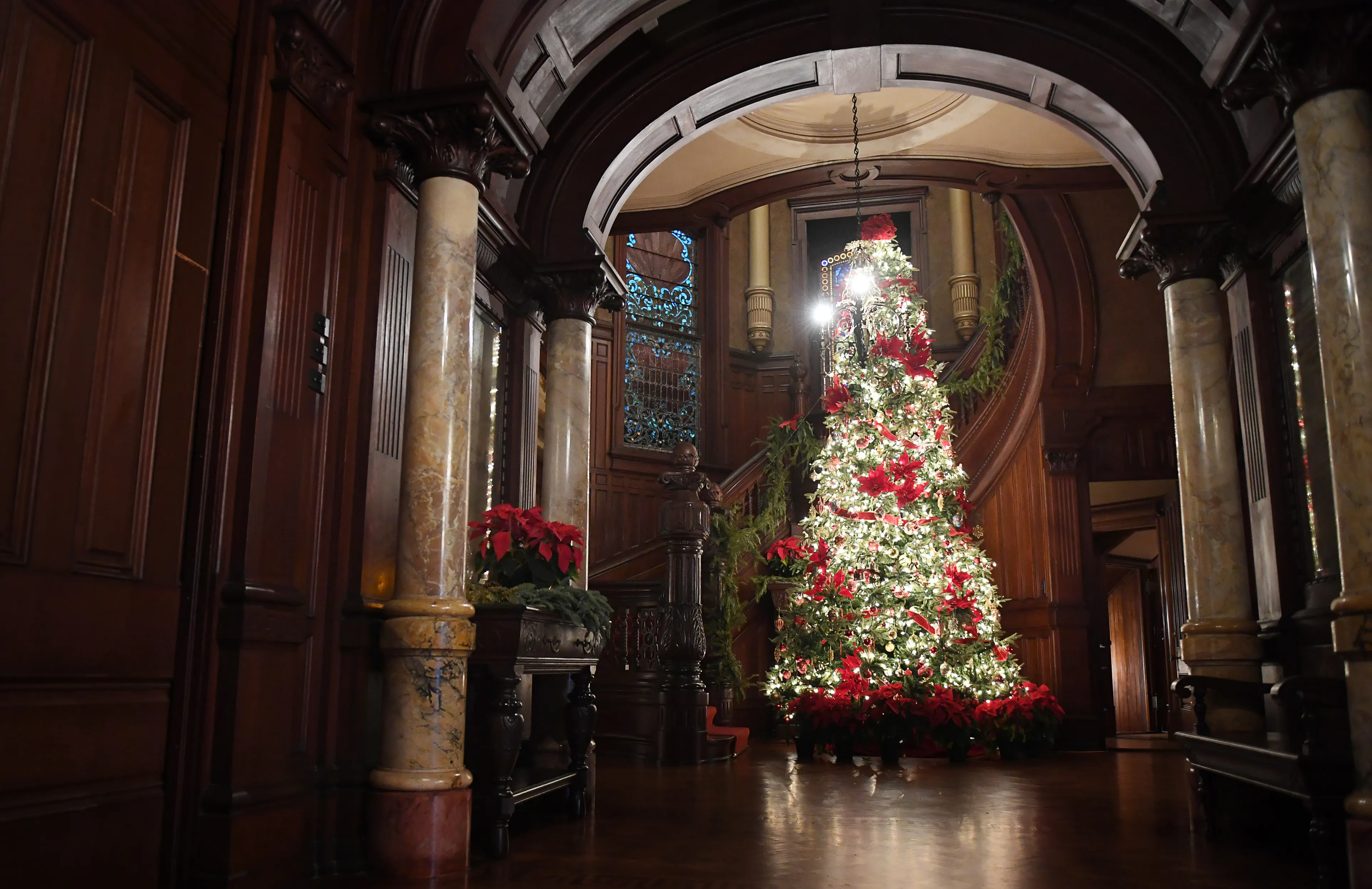 I Photographed A 1892 Historic Mansion At Christmas, One Of The Few Structures That Survived America's Deadliest Hurricane.