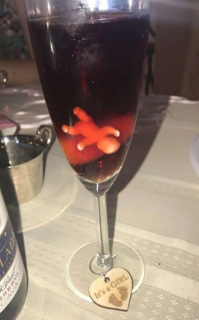 Para anunciar que iban a tener un bebé, pusieron cubos de hielo en forma de bebé en todas las bebidas, sangría incluida. No lo han pensado bien