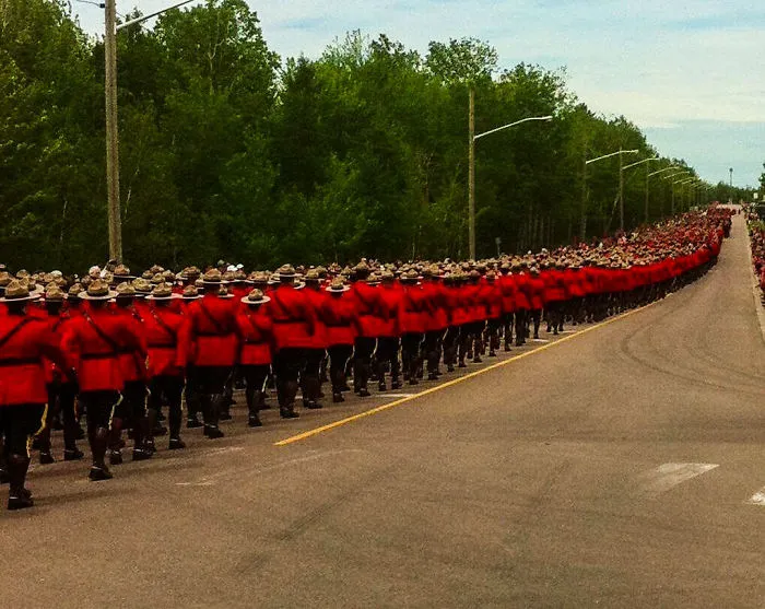 Más de 7000 oficiales  de la policía montada de Canadá y policías de EEUU y Gran Bretaña en el funeral de 3 oficiales asesinados