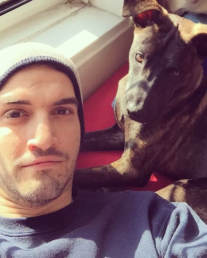 Este hombre y su perro han inspirado una adorable tendencia de imitación, y las fotos te alegrarán el día