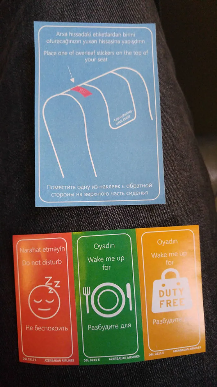 Vuelo con pegatinas para poner en el asiento y que las azafatas te despierten o no
