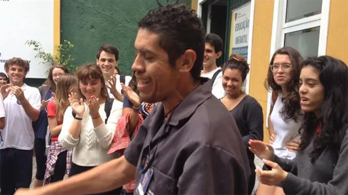 Este conserje es un gran fan de RHCP, pero quedó devastado por no poder permitirse una entrada, que era muy cara. Todos los estudiantes pusieron dinero para comprarle una