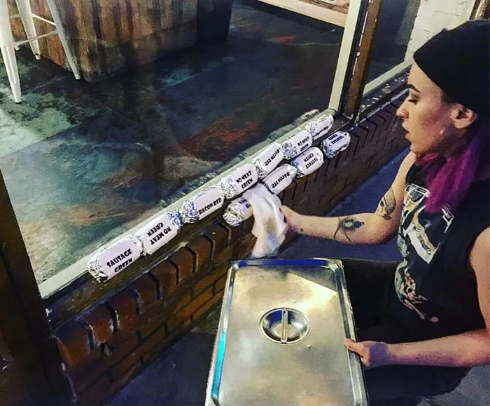 Cada noche, esta cafetería deja los burritos que les han sobrado en el alféizar para los indigentes