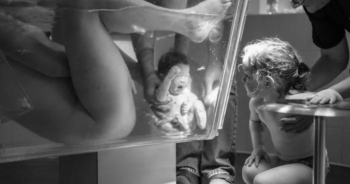 Estas 20 fotos ganadoras del concurso de fotografía de parto demuestra que las madres son muy duras
