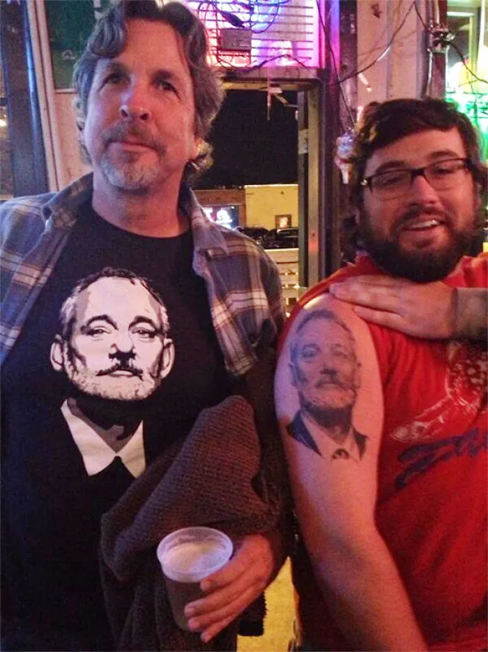 Entré a un bar y a este tipo le gustó mi camiseta por alguna razón