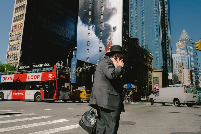 23 Amazing Coincidences That I Captured On The Streets Of New York