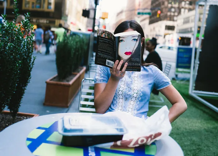 23 Amazing Coincidences That I Captured On The Streets Of New York