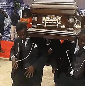 Porteadores bailando en un funeral en Ghana