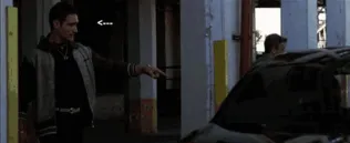 En el Caballero Oscuro, Dos Caras se coló en el coche deshaciéndose de uno de los matones mientras Maroni rodea el coche