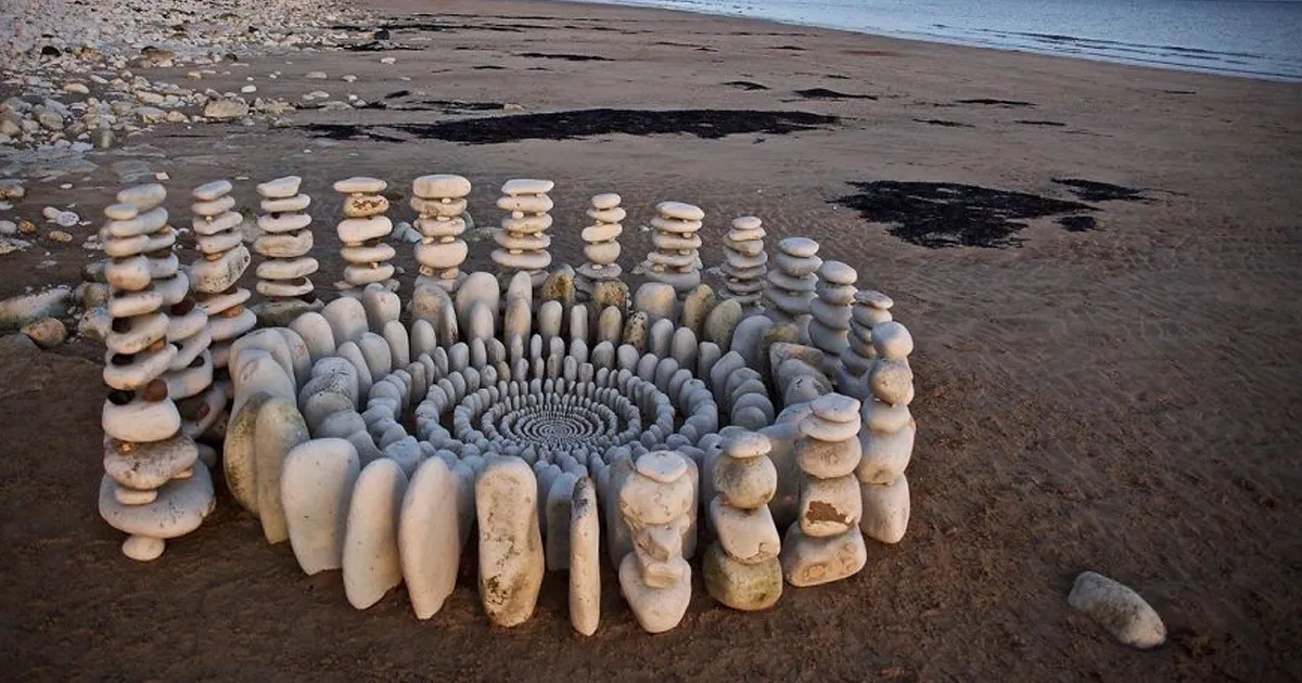 Este artista pasa horas colocando objetos naturales para crear increíbles mandalas y que tú los encuentres