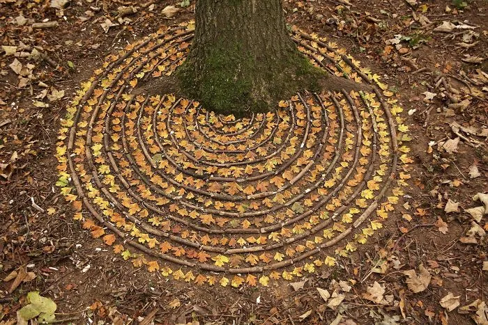 Este artista pasa horas colocando objetos naturales para crear increíbles mandalas y que tú los encuentres