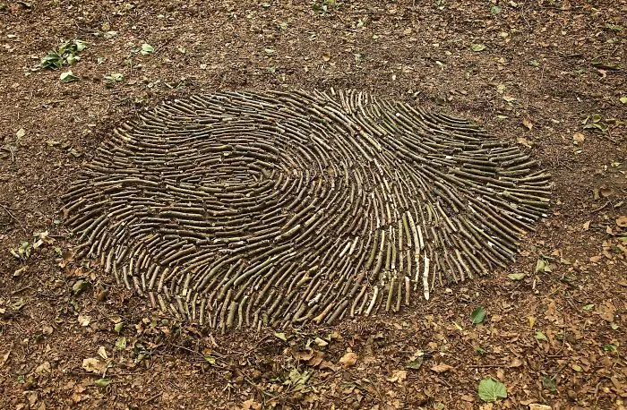 Este artista pasa horas colocando objetos naturales para crear increíbles mandalas y que tú los encuentres