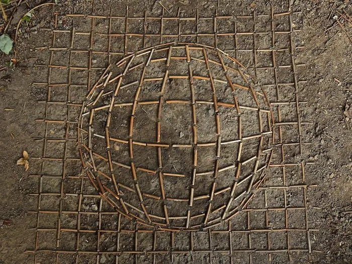Este artista pasa horas colocando objetos naturales para crear increíbles mandalas y que tú los encuentres