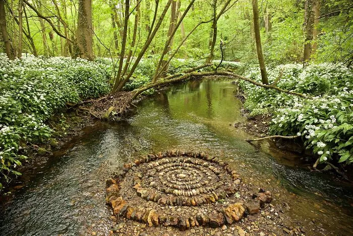Este artista pasa horas colocando objetos naturales para crear increíbles mandalas y que tú los encuentres