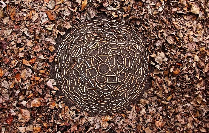 Este artista pasa horas colocando objetos naturales para crear increíbles mandalas y que tú los encuentres