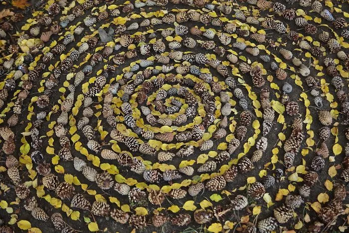 Este artista pasa horas colocando objetos naturales para crear increíbles mandalas y que tú los encuentres