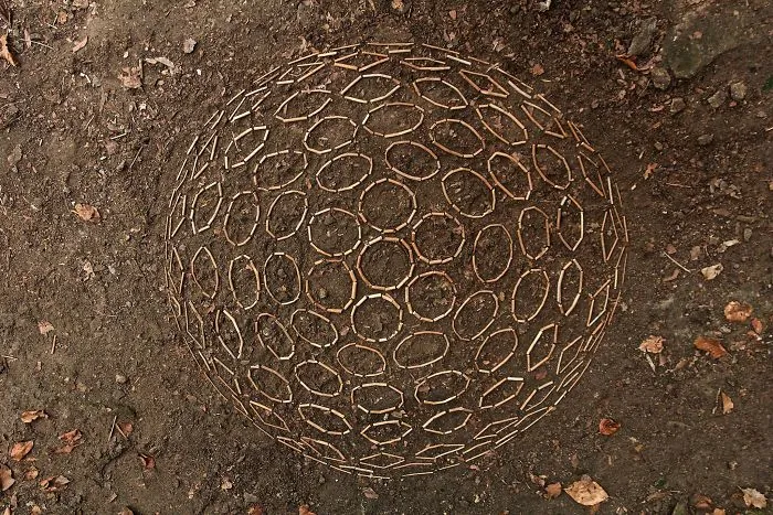 Este artista pasa horas colocando objetos naturales para crear increíbles mandalas y que tú los encuentres