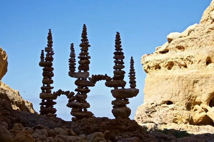 Este artista pasa horas colocando objetos naturales para crear increíbles mandalas y que tú los encuentres