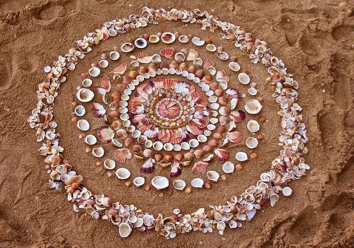 Este artista pasa horas colocando objetos naturales para crear increíbles mandalas y que tú los encuentres