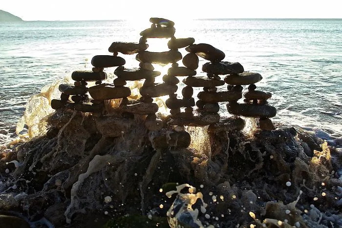 Este artista pasa horas colocando objetos naturales para crear increíbles mandalas y que tú los encuentres