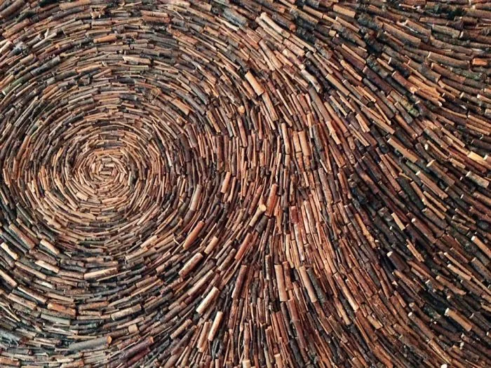 Este artista pasa horas colocando objetos naturales para crear increíbles mandalas y que tú los encuentres