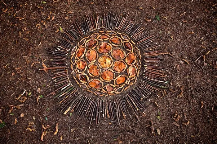 Este artista pasa horas colocando objetos naturales para crear increíbles mandalas y que tú los encuentres