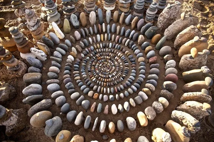 Este artista pasa horas colocando objetos naturales para crear increíbles mandalas y que tú los encuentres