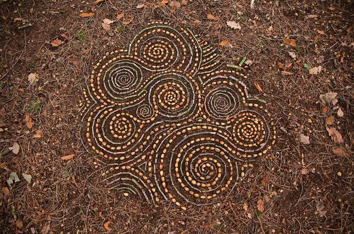Este artista pasa horas colocando objetos naturales para crear increíbles mandalas y que tú los encuentres