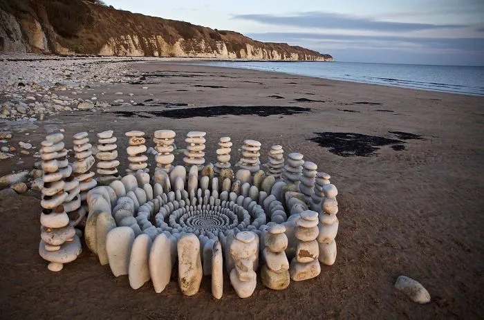 Este artista pasa horas colocando objetos naturales para crear increíbles mandalas y que tú los encuentres